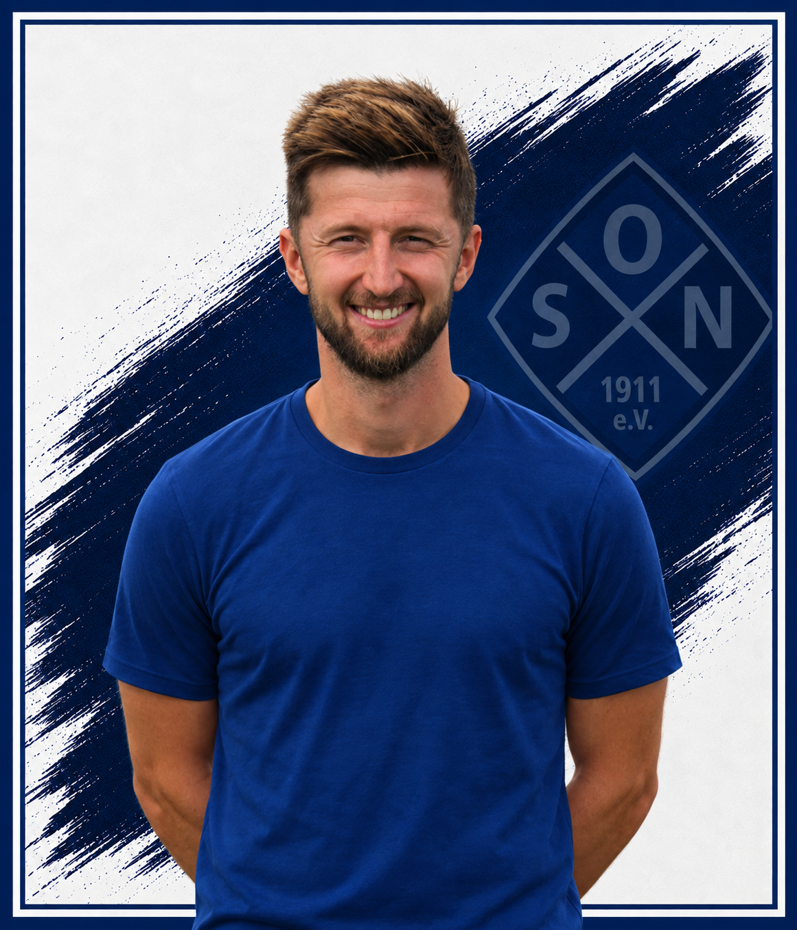 Anes Porträt vor blauem Vereinsmotiv https://olympia-neulussheim.de/wp-content/uploads/2026/10/Anes-Portraet-vor-blauem-Vereinsmotiv.png