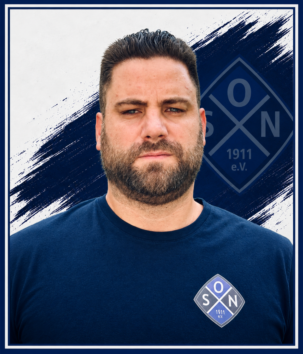 Patrick Schneeberger-SON-Hintergrund https://olympia-neulussheim.de/wp-content/uploads/2026/10/Clubmitarbeiter-vor-navyblauem-SON-Hintergrund.png