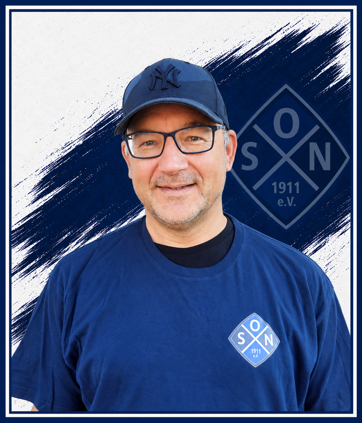 Marco-Porträt mit diagonalem SON-Hintergrund https://olympia-neulussheim.de/wp-content/uploads/2026/10/Marco-Portraet-mit-diagonalem-SON-Hintergrund.png
