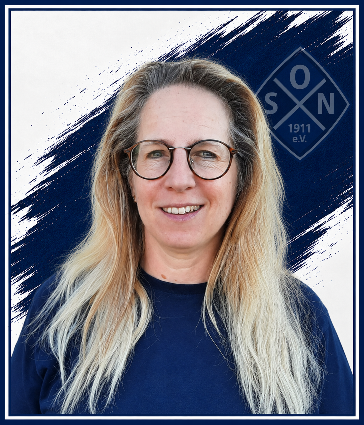 https://olympia-neulussheim.de/wp-content/uploads/2026/10/Sabine-vor-blau-weissem-Vereinsdesign.png