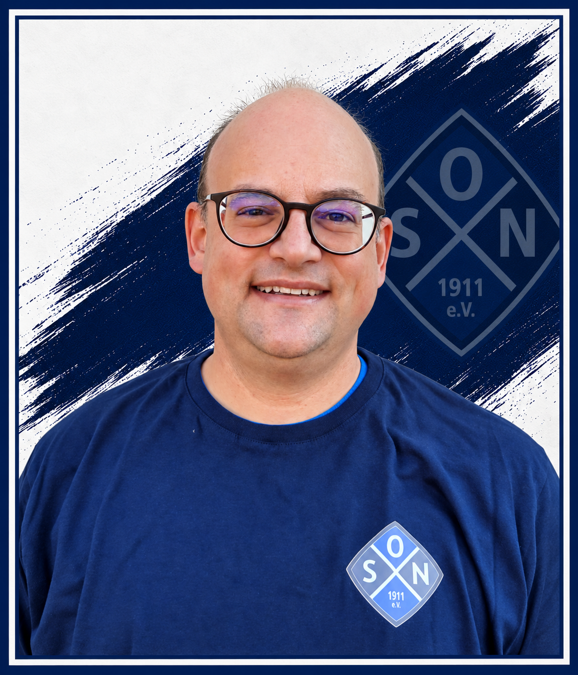 Simon-Porträt vor cremefarbenem SON-Diagonalhintergrund https://olympia-neulussheim.de/wp-content/uploads/2026/10/Simon-Portraet-vor-cremefarbenem-SON-Diagonalhintergrund.png